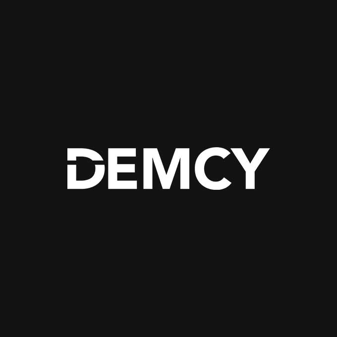 Logo officiel Demcy monochrome blanc sous fond noir