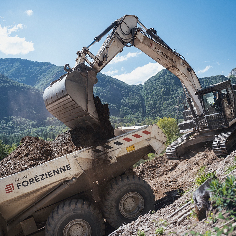Chargement de terre dans un engin logoté Forézienne - Crédit photo : ©Atypix