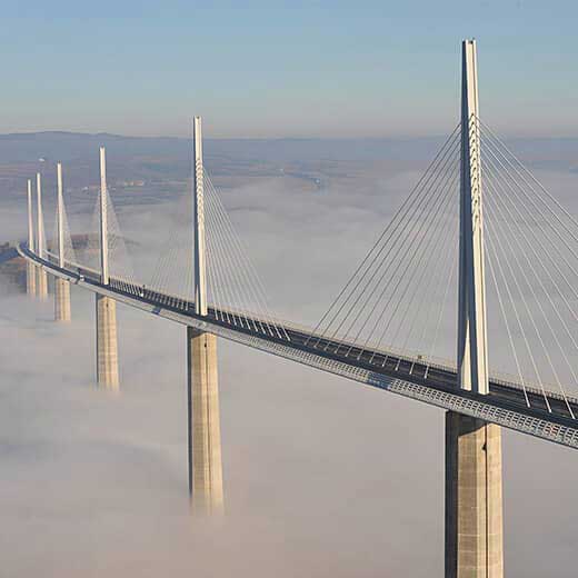 Image du pont du viaduc de Millau franchissant la vallée du Tarn
