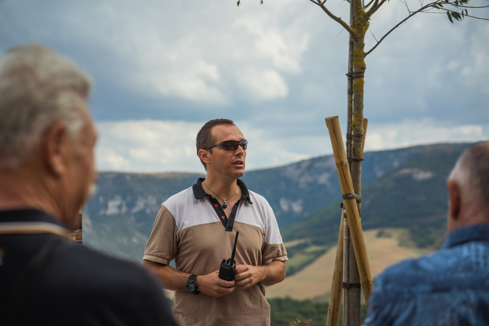 Depuis 12 ans, Vincent raconte le Viaduc de Millau avec passion aux visiteurs du monde entier.